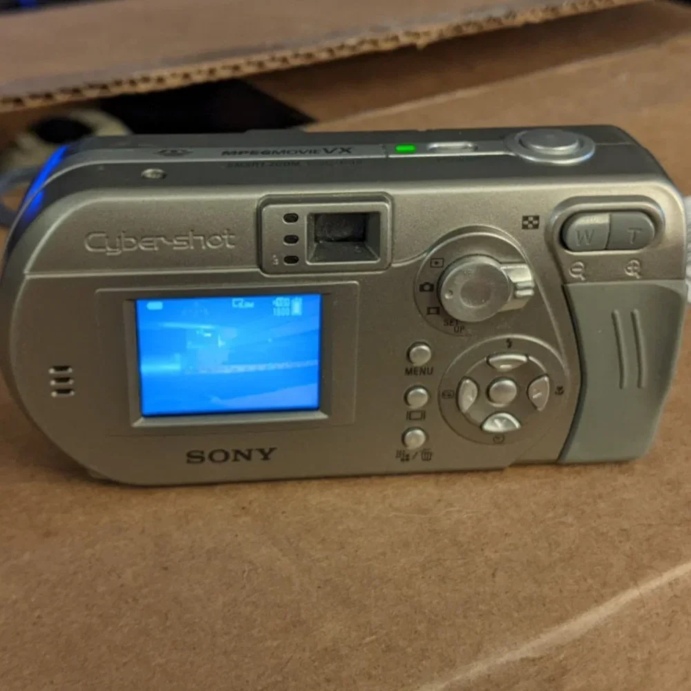 SONY CYBER SHOT DSC P92 5 MEGA PIXELPOINT N SHOOT DIGITAL CAMERA / MPEGMOVIE VX